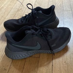 Nike Revolution 5 Running Shoe Size 9